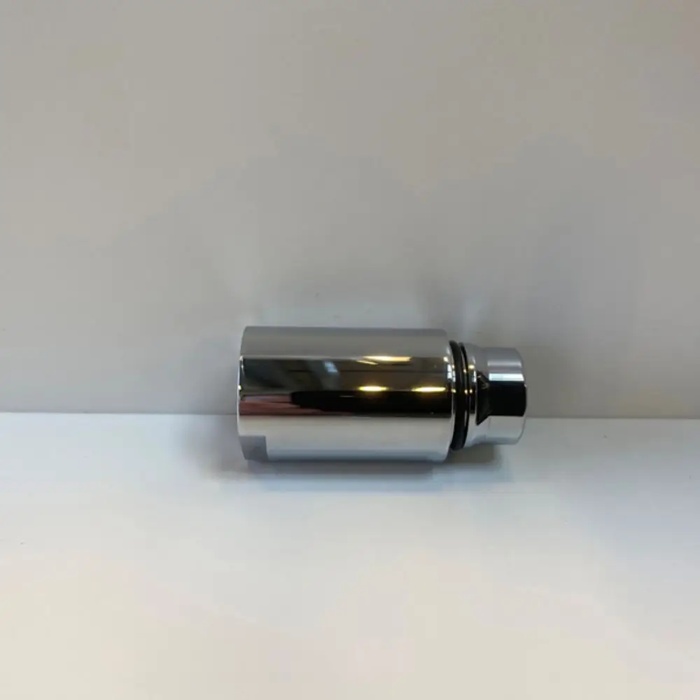 Chromfarbener Auszugsluftsprudler, hergestellt von Ideal Standard, mit runder Form und einem Anschluss für die Montage an einem Wasserhahn.